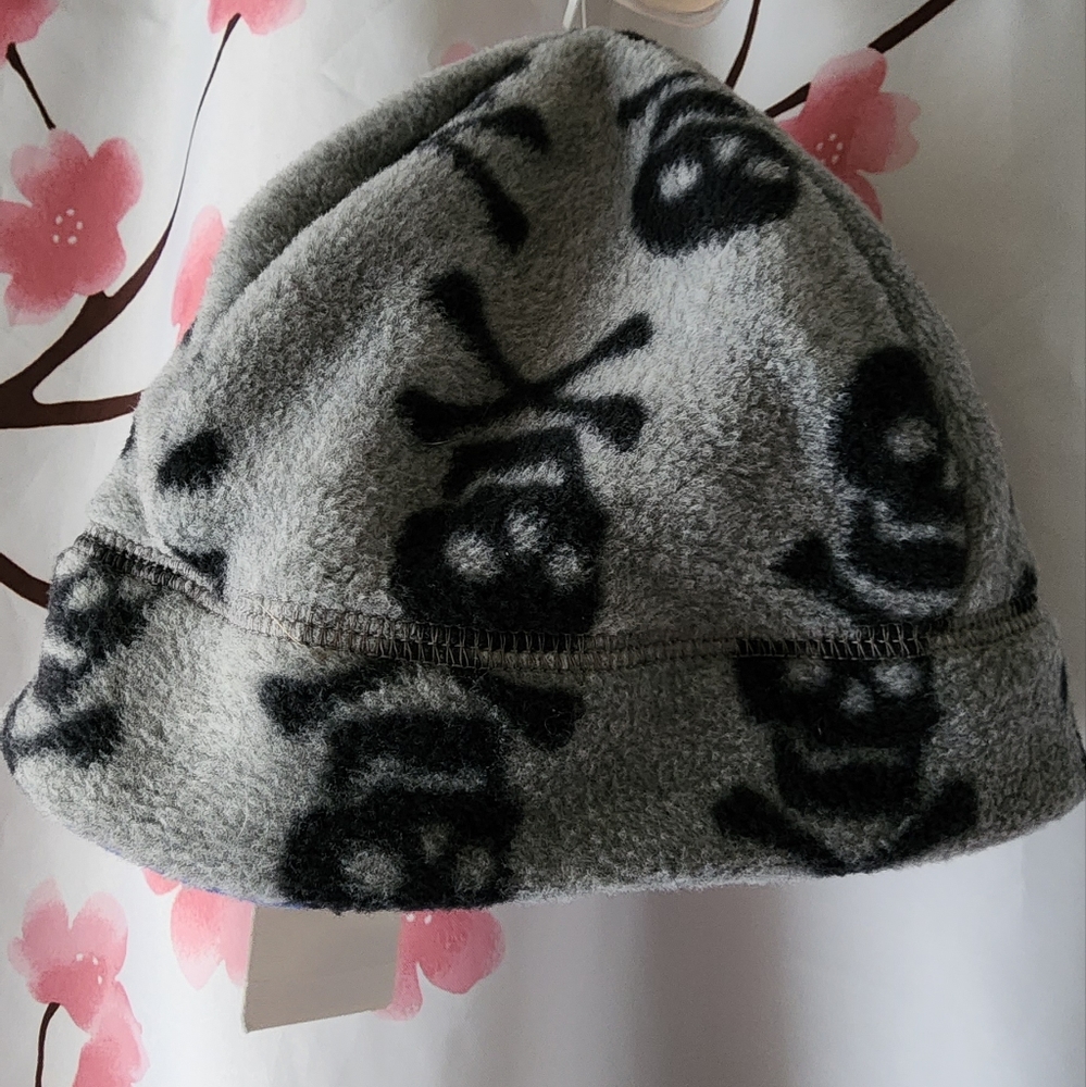 NWT GAP Kids Boy's Fleece Gray Black Skull Blue Beanie Hat Reversible L/XL